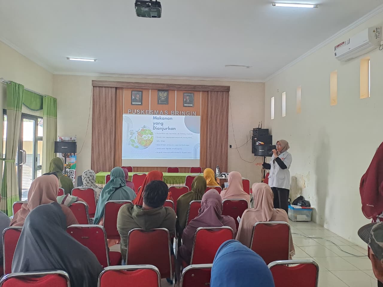 Mahasiswa memberikan penyuluhan kepada masyarakat