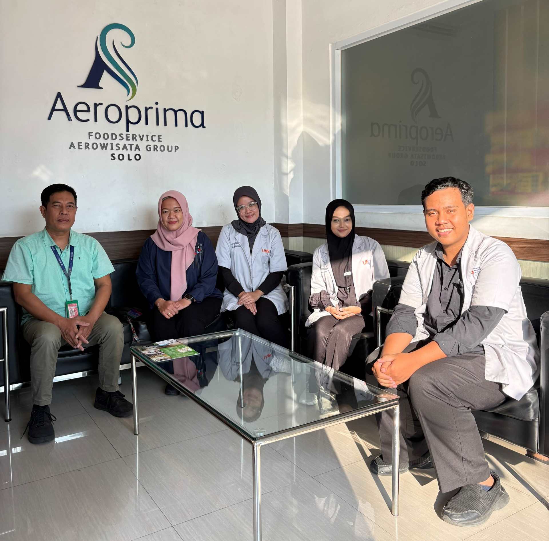 Mahasiswa Berfoto Bersama dengan Clinical Instructor