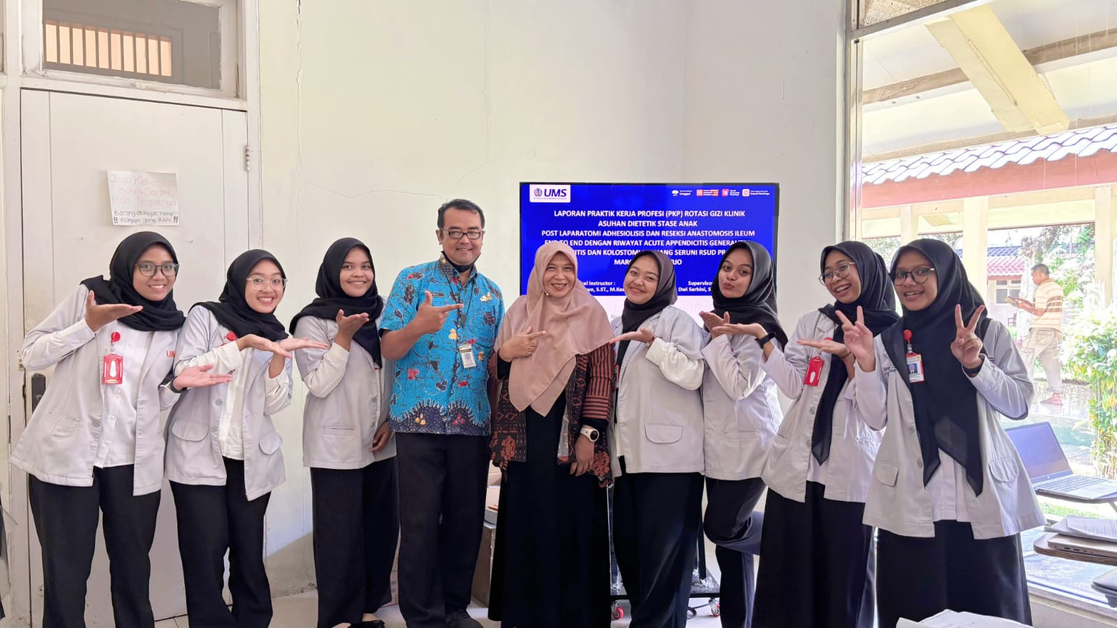 Mahasiswa berfoto dengan Clinical Instructor dan Supervisor Akademik
